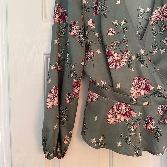 Satin patterned cross tie shirt. - Picture 3 of 4